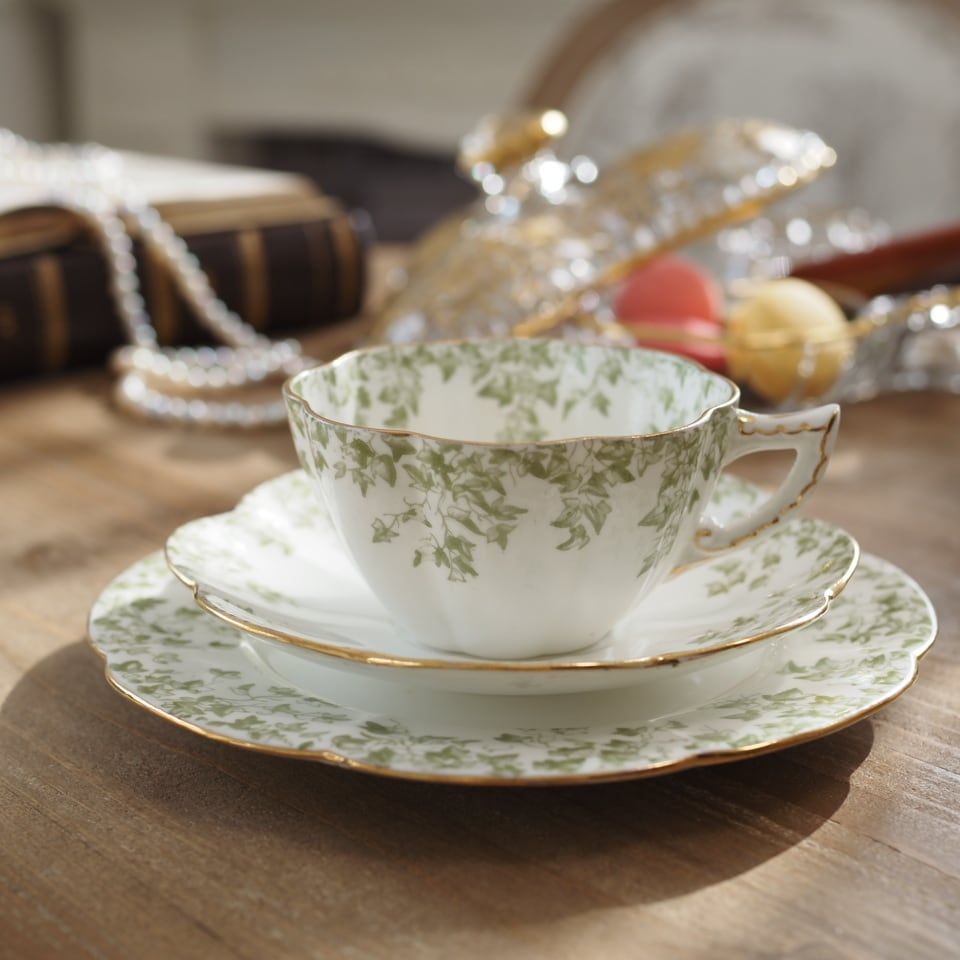 英国シェリー 優雅なアイビー柄が美しいアンティークトリオ カップ