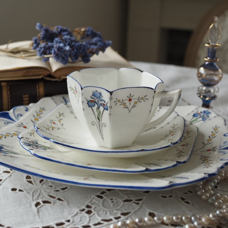  再入荷 シェリー Shelley アイリス クイーンアン トリオ＋BBプレート付き｜英国アンティークカップ F 8 カップ ソーサー コーヒー ティーカップ