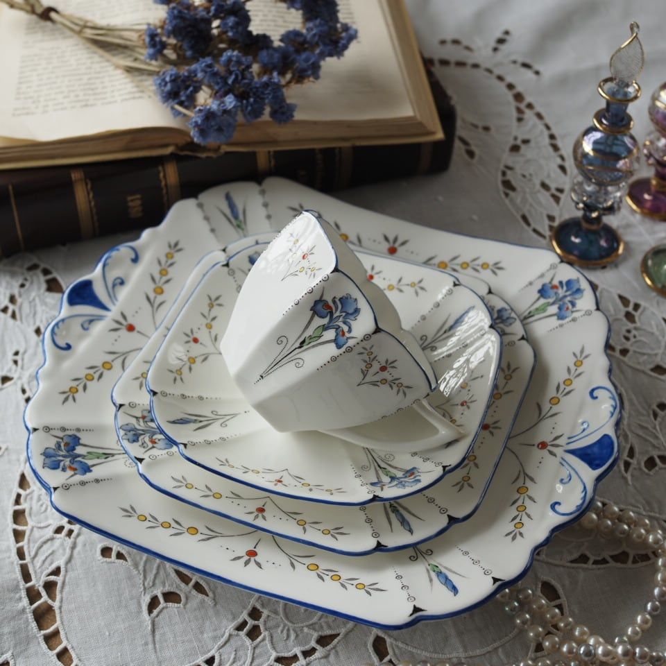 再入荷 シェリー Shelley アイリス クイーンアン トリオ＋BBプレート付き｜英国アンティークカップ F 8