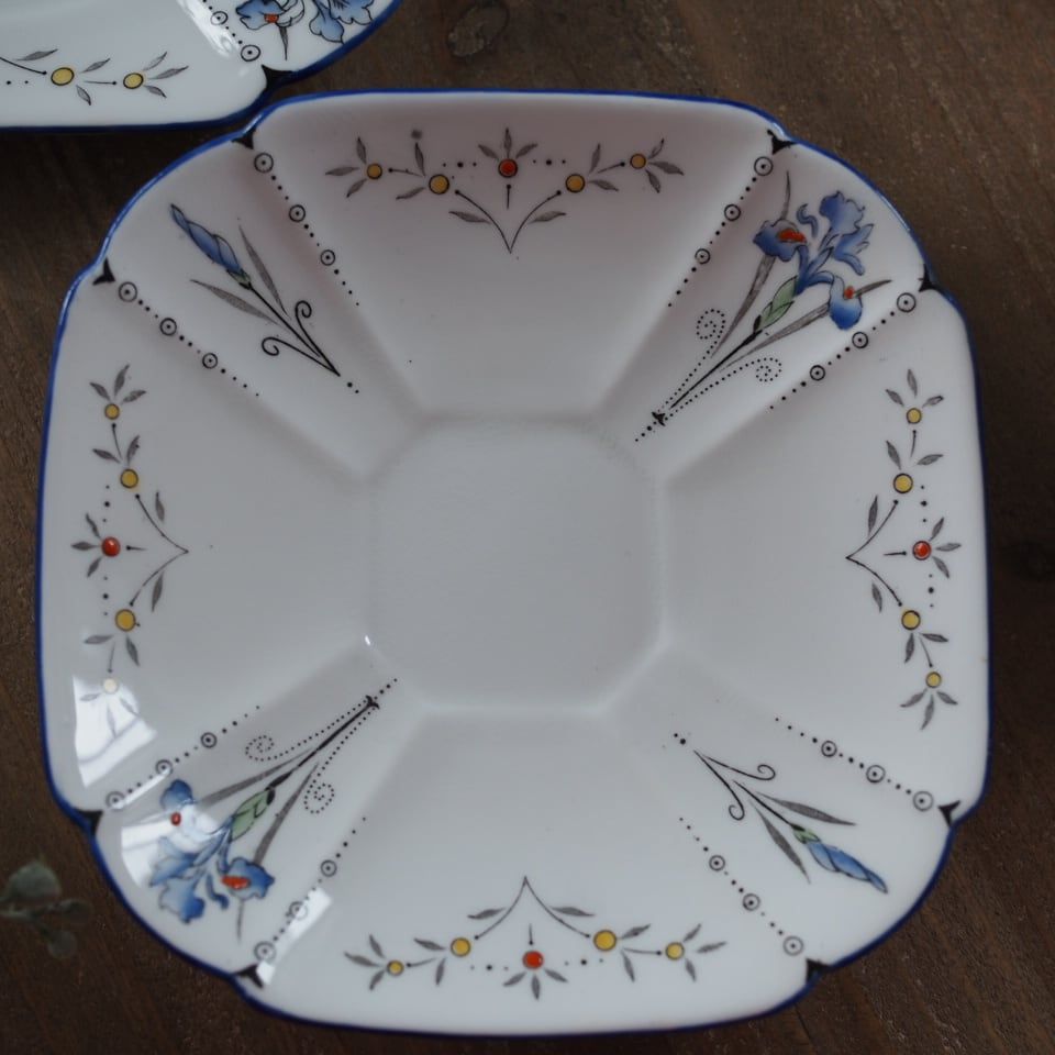 クイーンアン トリオ＋BBプレート付き｜英国アンティークカップ