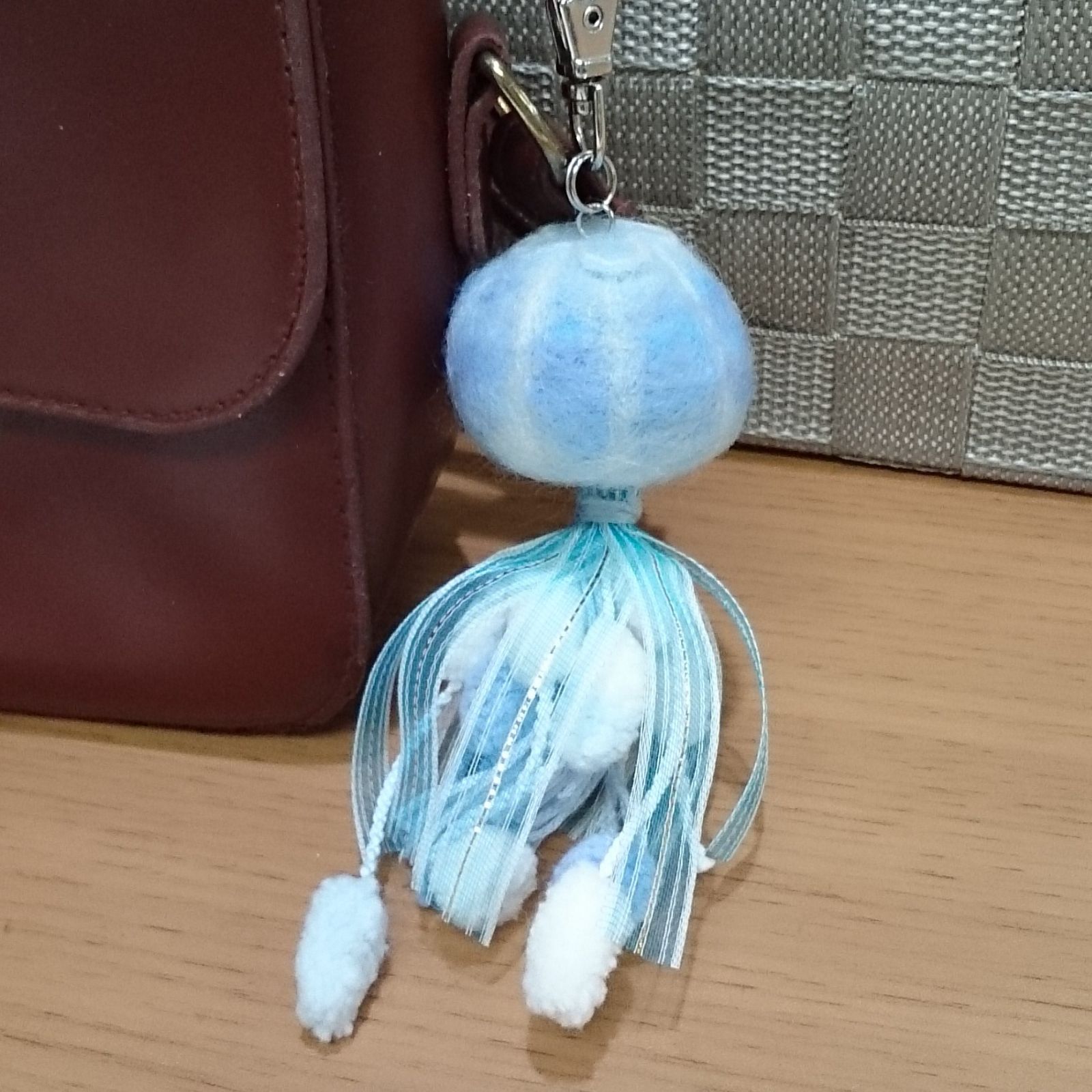 ゆらゆらクラゲ キーホルダー 水色 羊毛フェルト ハンドメイド oh 