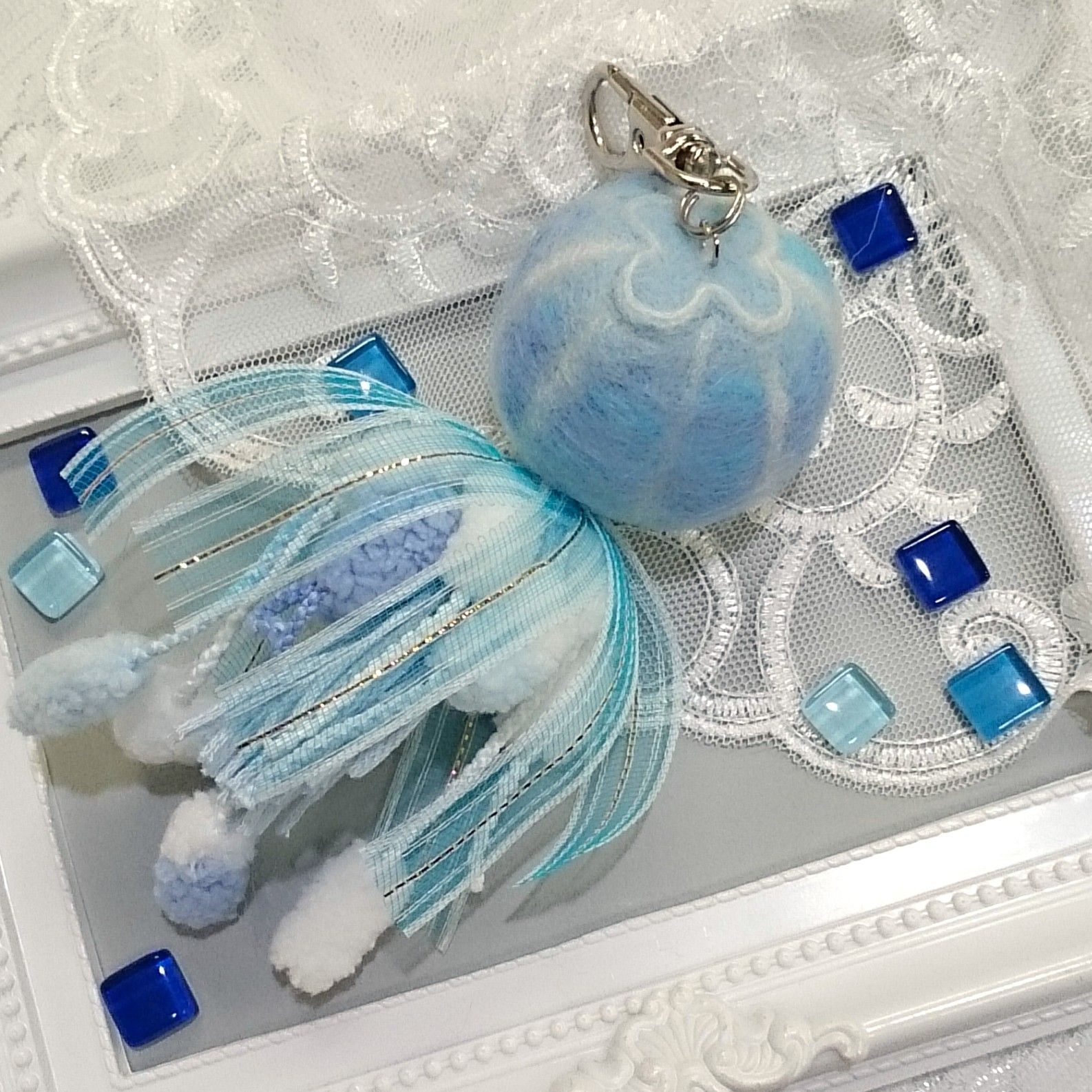 ゆらゆらクラゲ キーホルダー 水色 羊毛フェルト ハンドメイド oh 