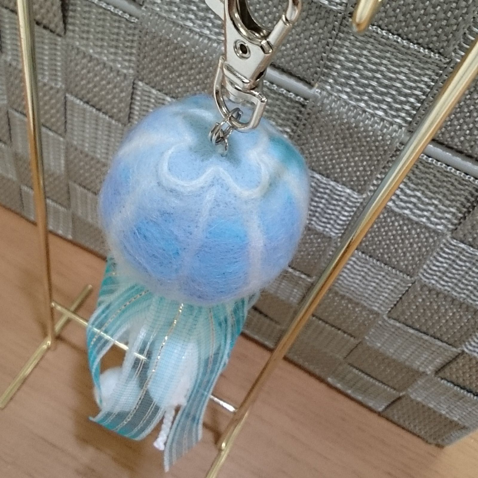 ゆらゆらクラゲ キーホルダー 水色 羊毛フェルト ハンドメイド oh 