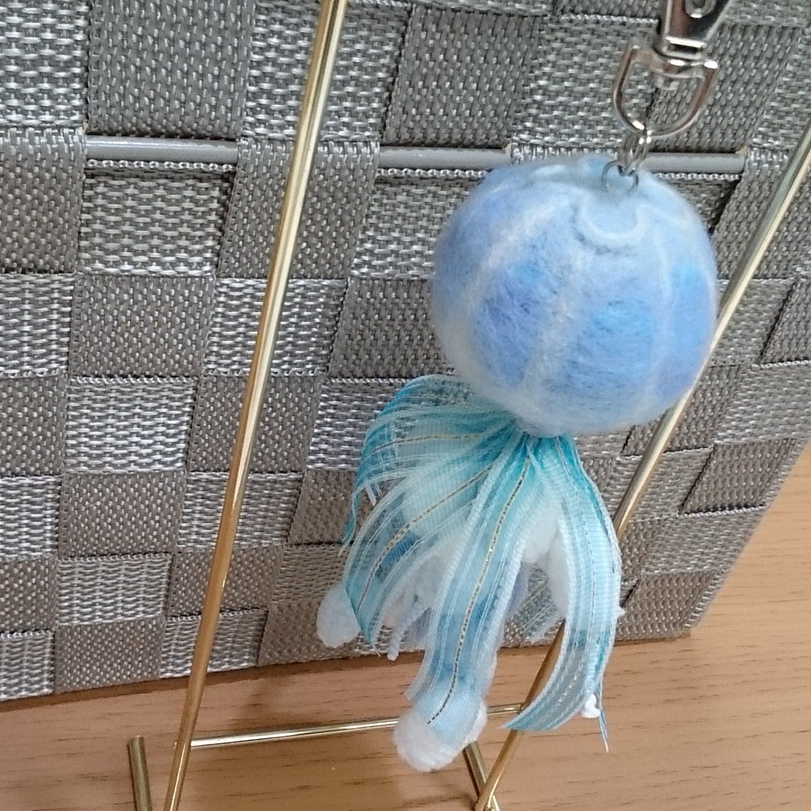 ゆらゆらクラゲ キーホルダー 水色 羊毛フェルト ハンドメイド oh 