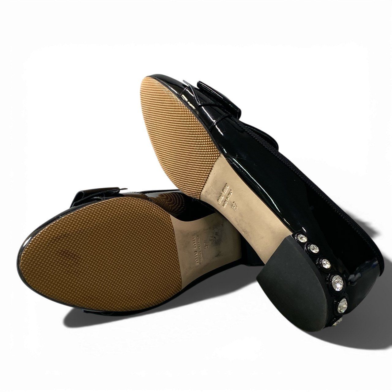 美品 MIU MIU ミュウミュウ エナメル リボン パンプス ブラック 中古・古着通販】MIU MIU (ミュウミュウ) エナメルリボンパンプス