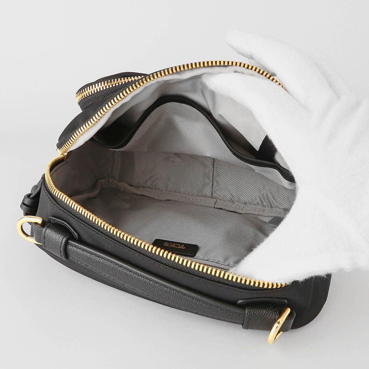 新品 トゥミ TUMI ショルダーバッグ ヴォヤジュール ブラック/ゴールド 