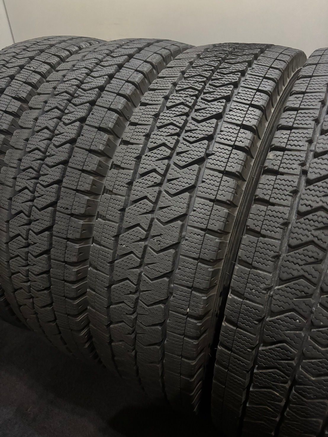 195/80R15 107/105N LT BRIDGESTONE/VL10 22年製 スタッドレス 4本 ブリヂストン ブリザック ハイエース キャラバン (南4-L337)