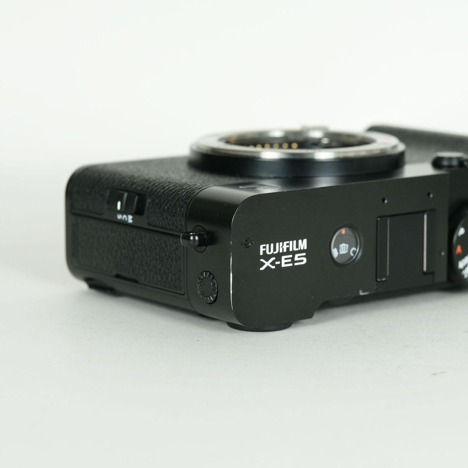 良品 | シャッター数4,836回｜バッテリー2個付] FUJIFILM X-E5 [ボディ