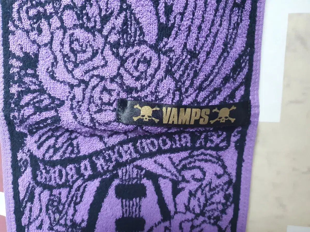 HYDE VAMPADDICT VAMPS マフラー FC限定 VAMPS ヴァンプス（HYDE・KAZ） マフラータオル 缶バッジ - メルカリ