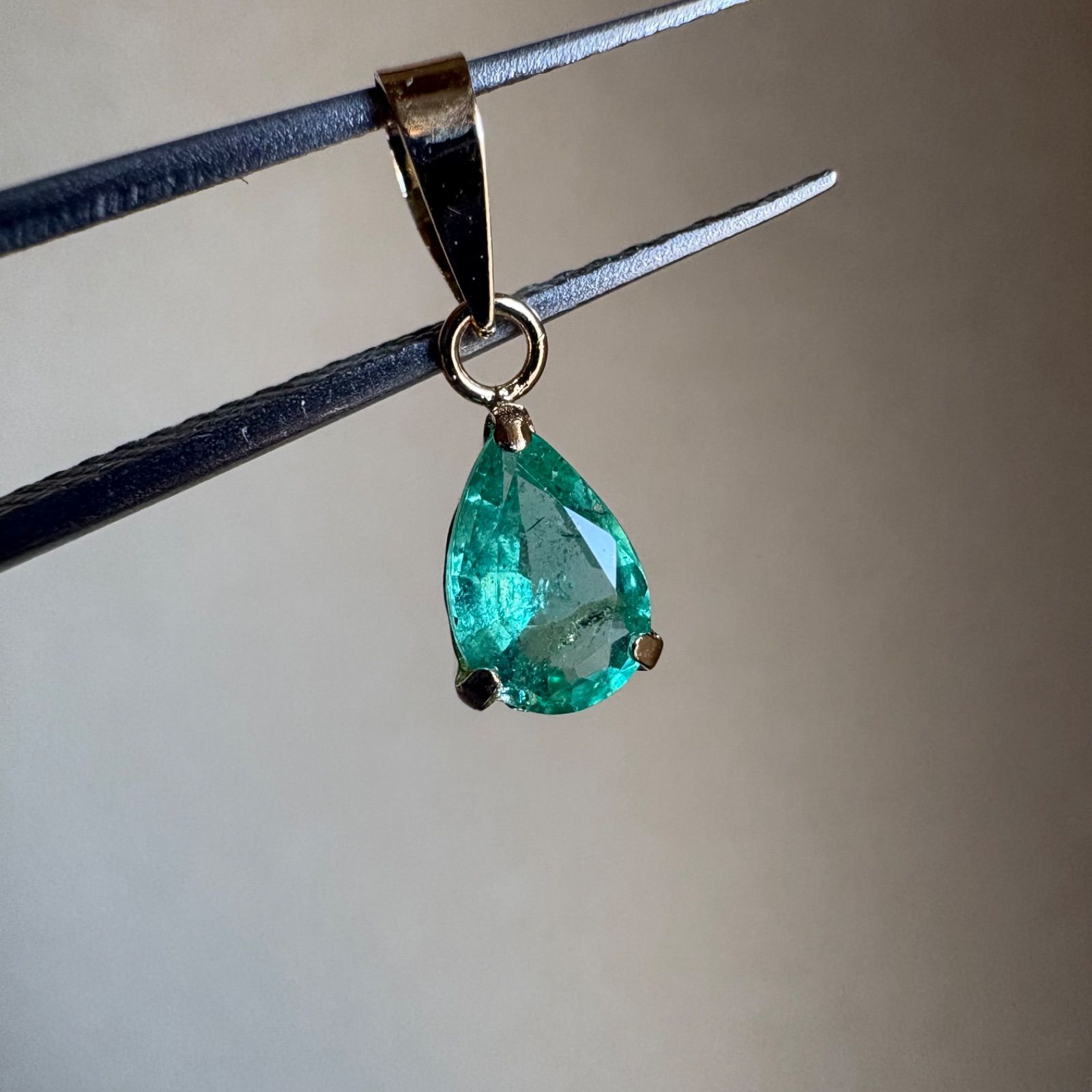 K18 天然石エメラルド ペンダントトップ 18金イエローゴールド pear