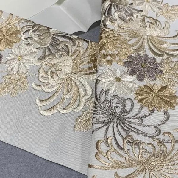 新作！シルエリー　超ボリューム刺繍！アンティーク系金銀カラー『花々柄』クリーム地 新作！振り袖、訪問着に 超ボリューム刺繍！アンティーク系金銀カラー