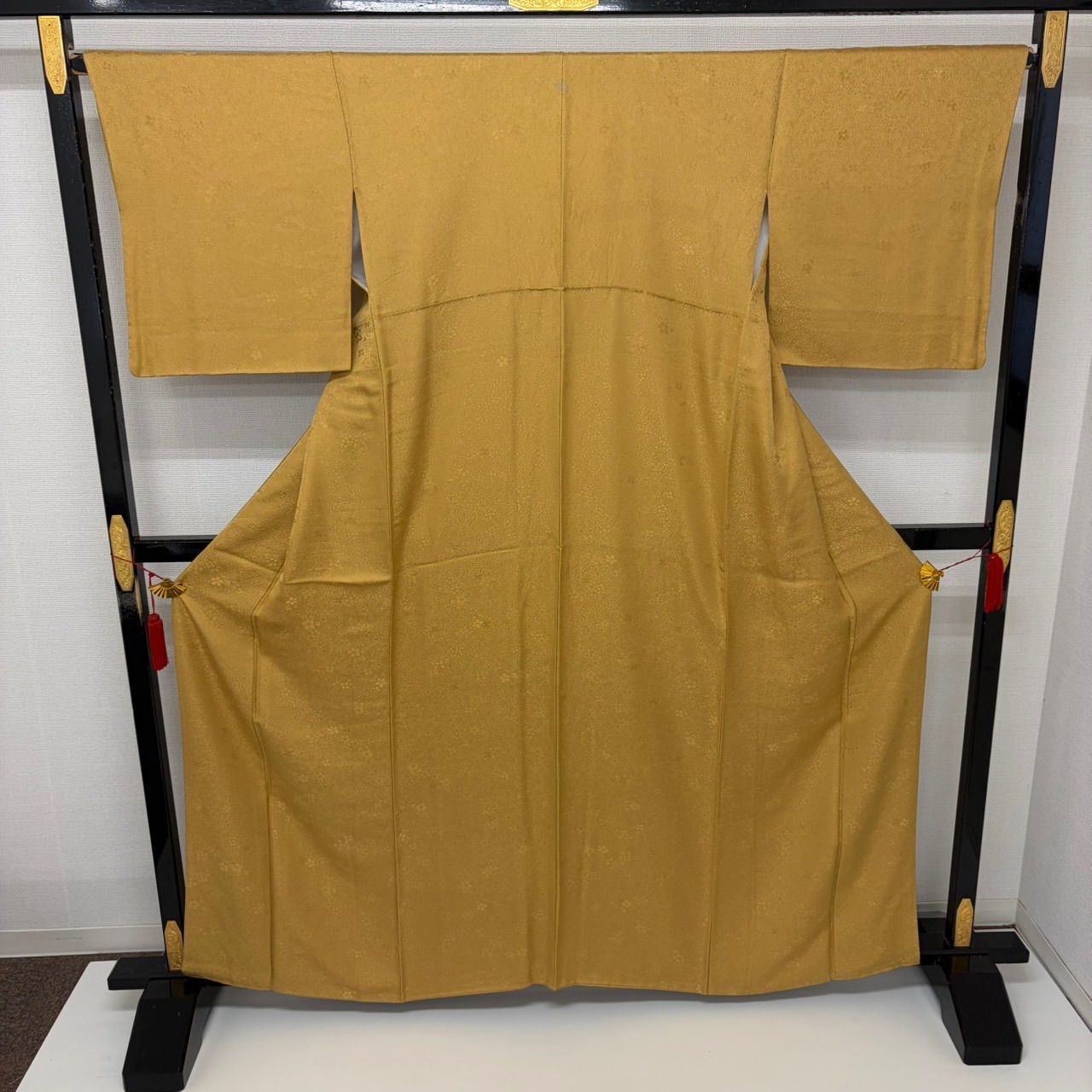 着物　正絹　色無地　地紋　一つ紋 訪問着 色無地 裄66 正絹 一つ紋 地模様 美しい 袷 着物 MK-3366 - メルカリ