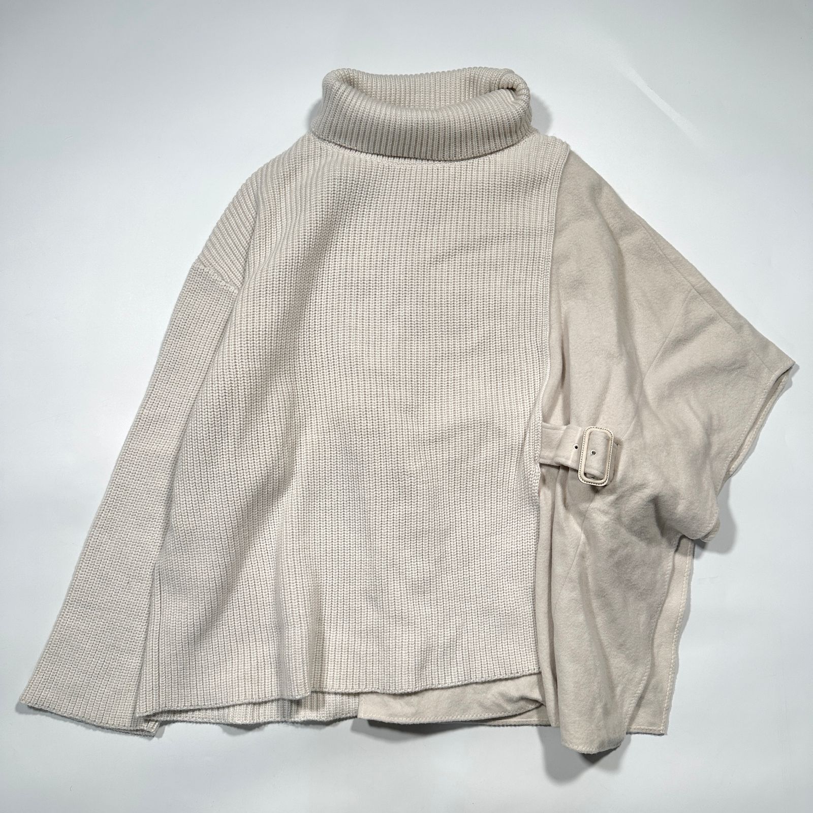 美品】ADORE アドーア 白ドッキングポンチョニット 38 体型カバーで一