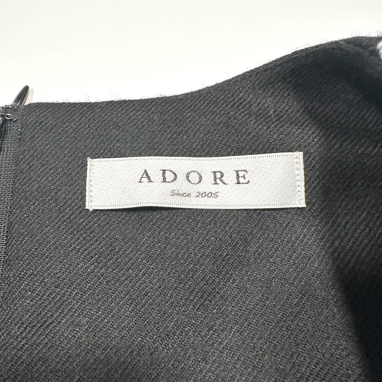 上品に纏う大人の一着 ADORE アドーア ツイード調Vネックノースリーブ 
