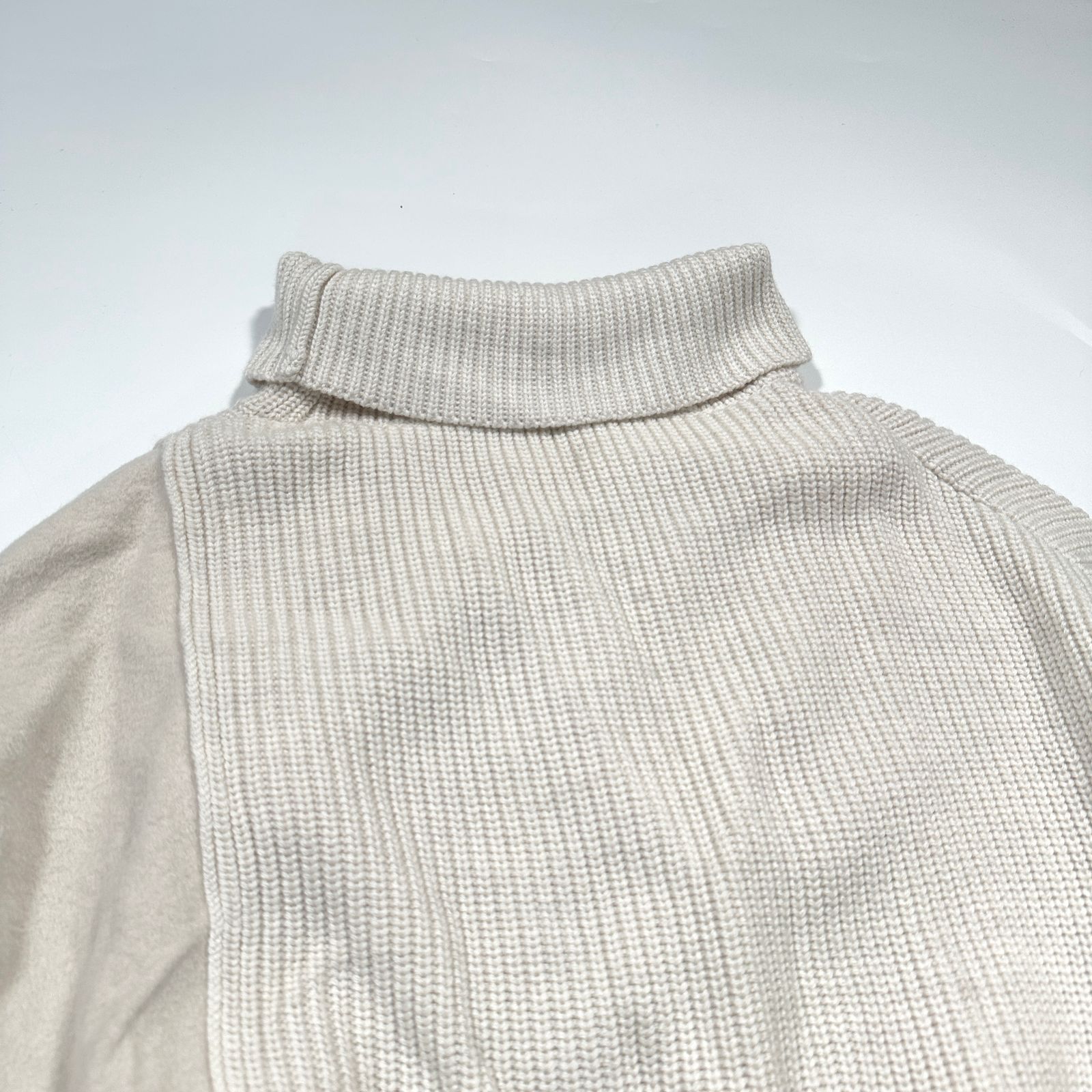 美品】ADORE アドーア 白ドッキングポンチョニット 38 体型カバーで一