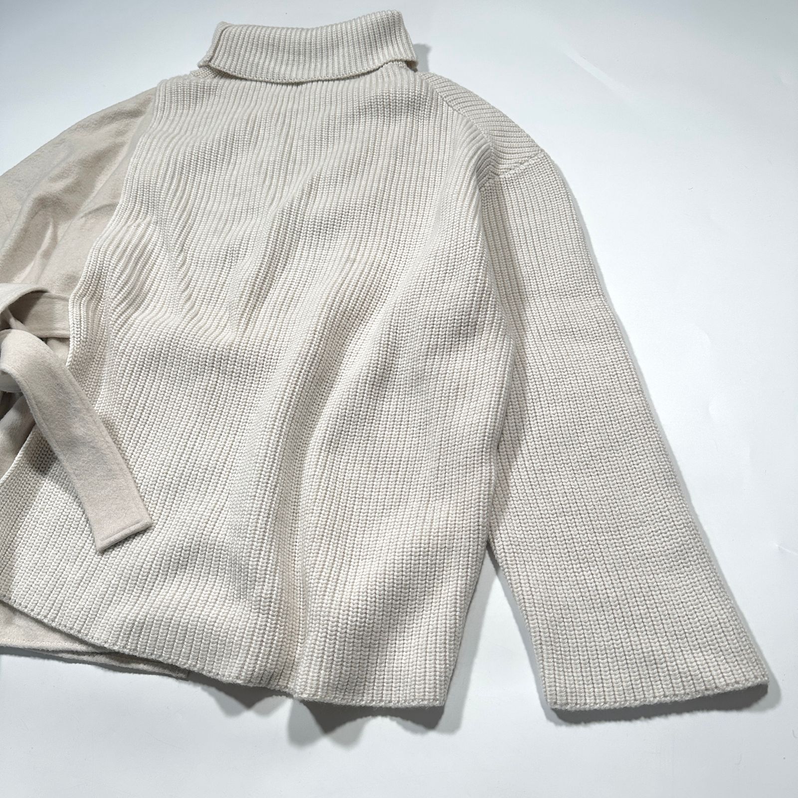 美品】ADORE アドーア 白ドッキングポンチョニット 38 体型カバーで一