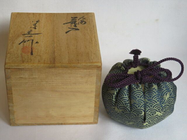 桶谷定一 大海茶入 仕覆 亀甲龍紋緞子 茶道具 共箱 茶入 新品 未使用 保管品 桶谷定一 大海茶入 仕覆 亀甲龍紋緞子 茶道具 共箱 茶入 新品 未使用