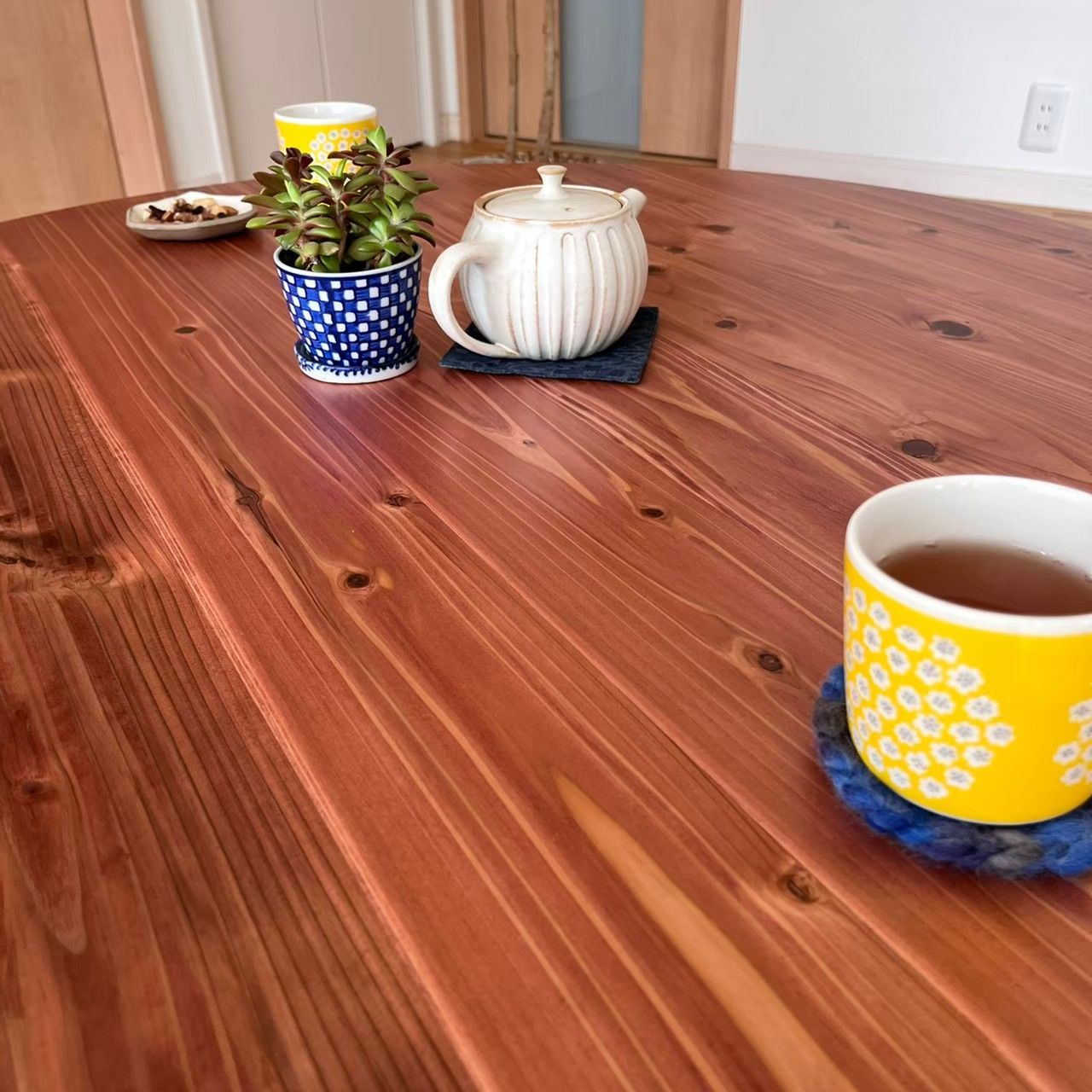 つい触りたくなる国産杉の折り畳みちゃぶ台】直径90㎝ チェリー色 角が