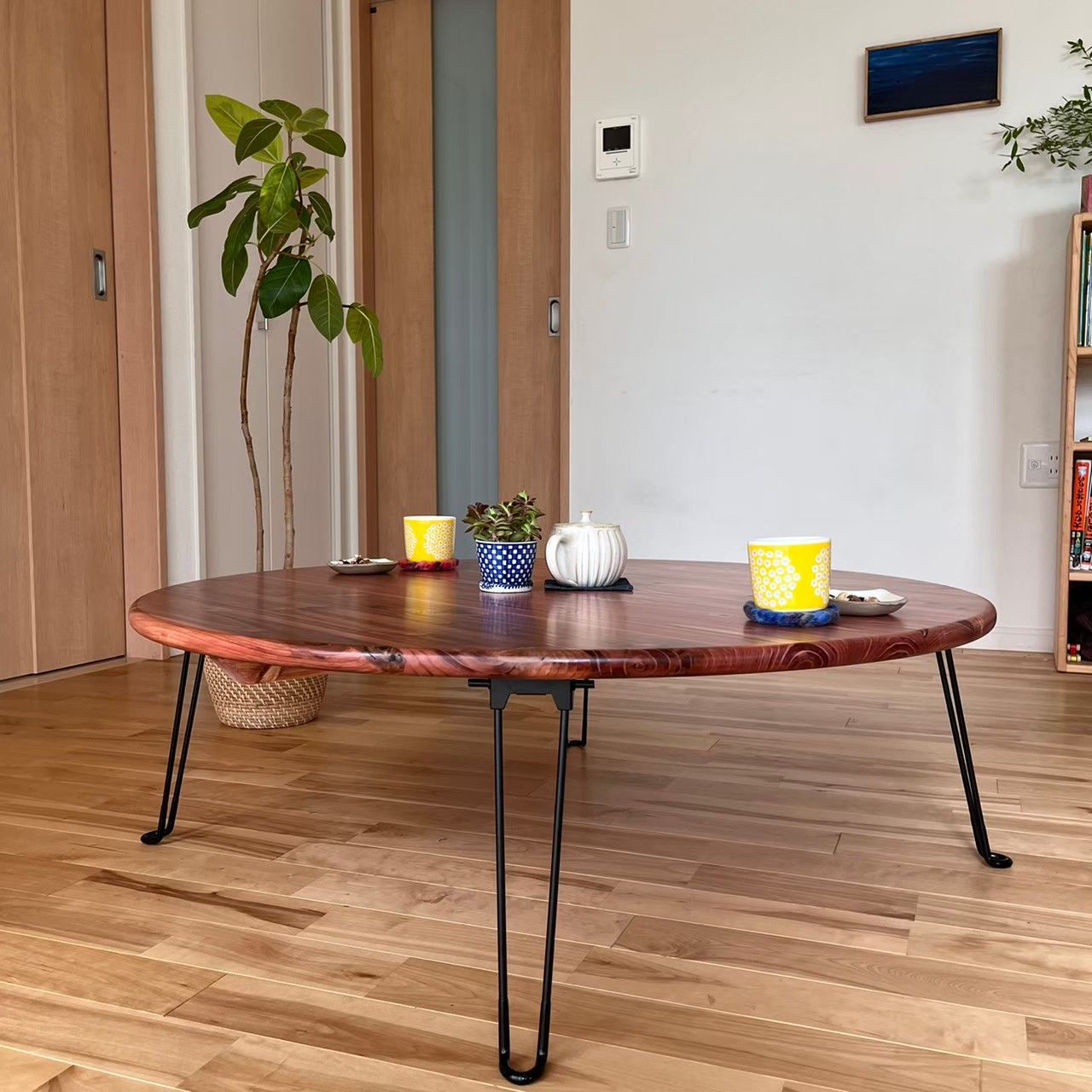 国産杉の無垢材　角が丸くなめらか　折り畳み　丸形テーブル　ちゃぶ台　チェリー色 国産杉の無垢材 角が丸くなめらか 折り畳み 丸形テーブル ちゃぶ台