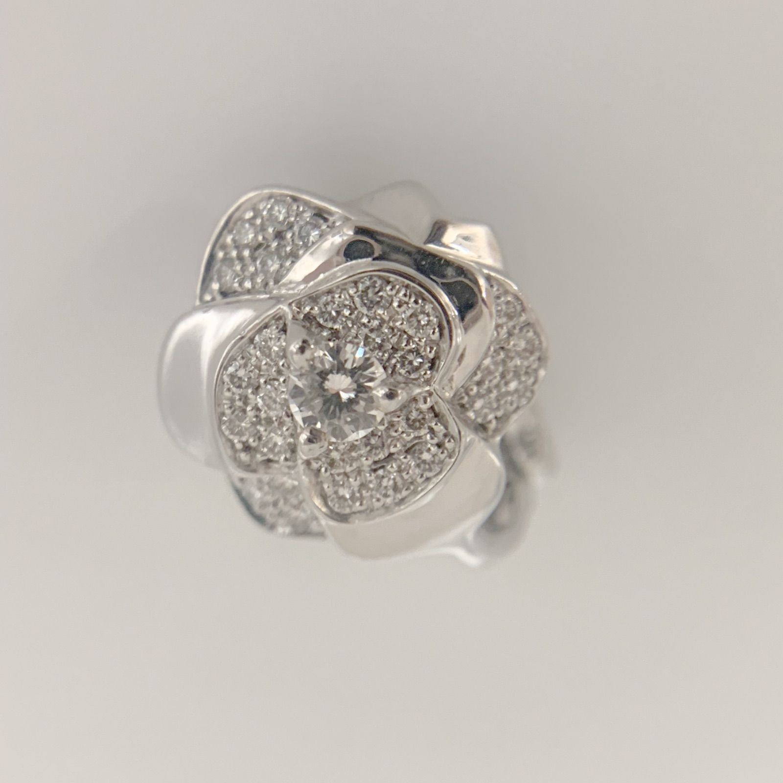 シャネル　カメリア　ピアス(片耳) CHANEL - 【美品】CHANEL シャネル 大理石調 カメリア ピアス 片耳 02P