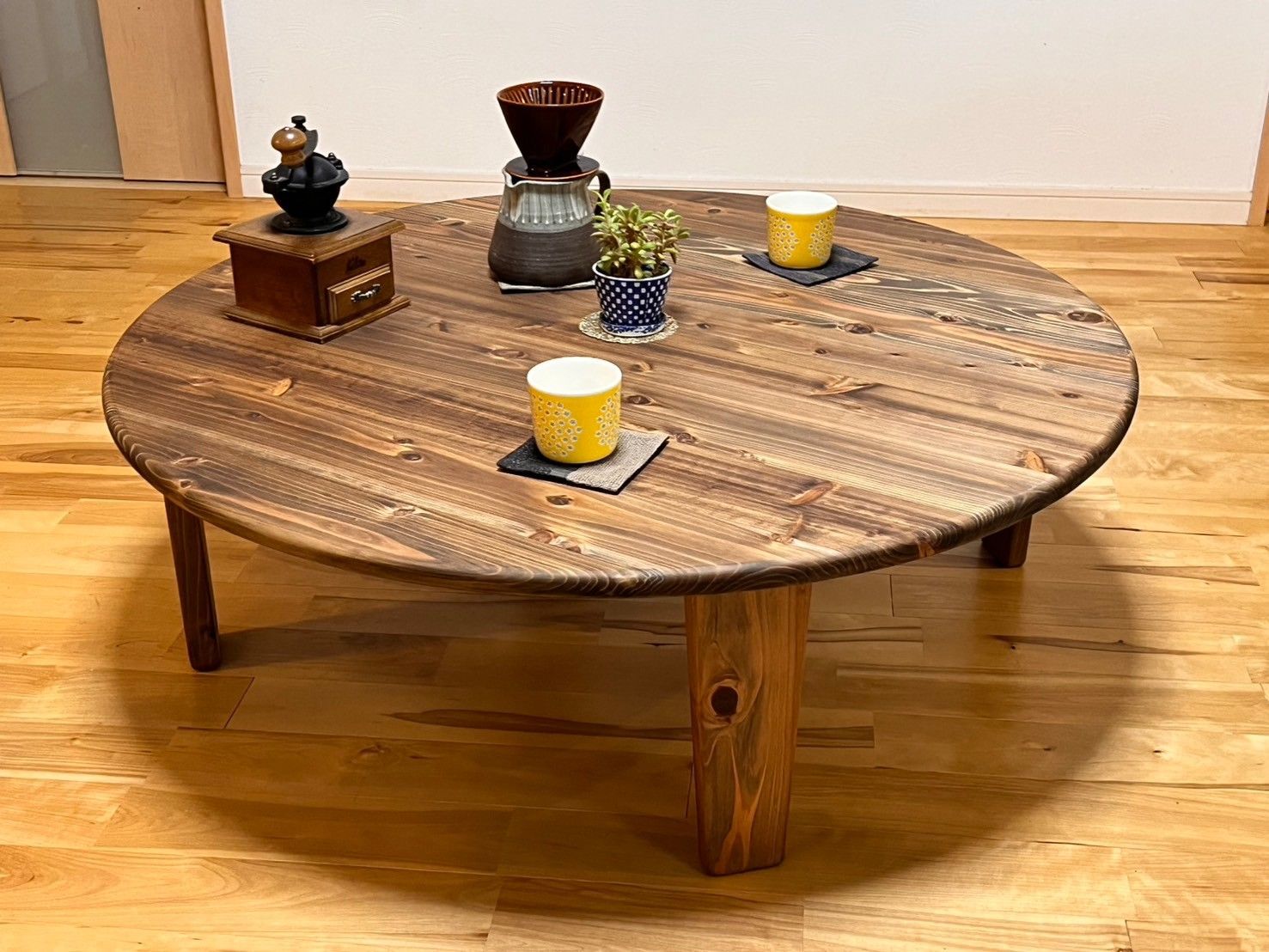 つい触りたくなる国産杉の折り畳みちゃぶ台】直径90㎝ 角が丸い