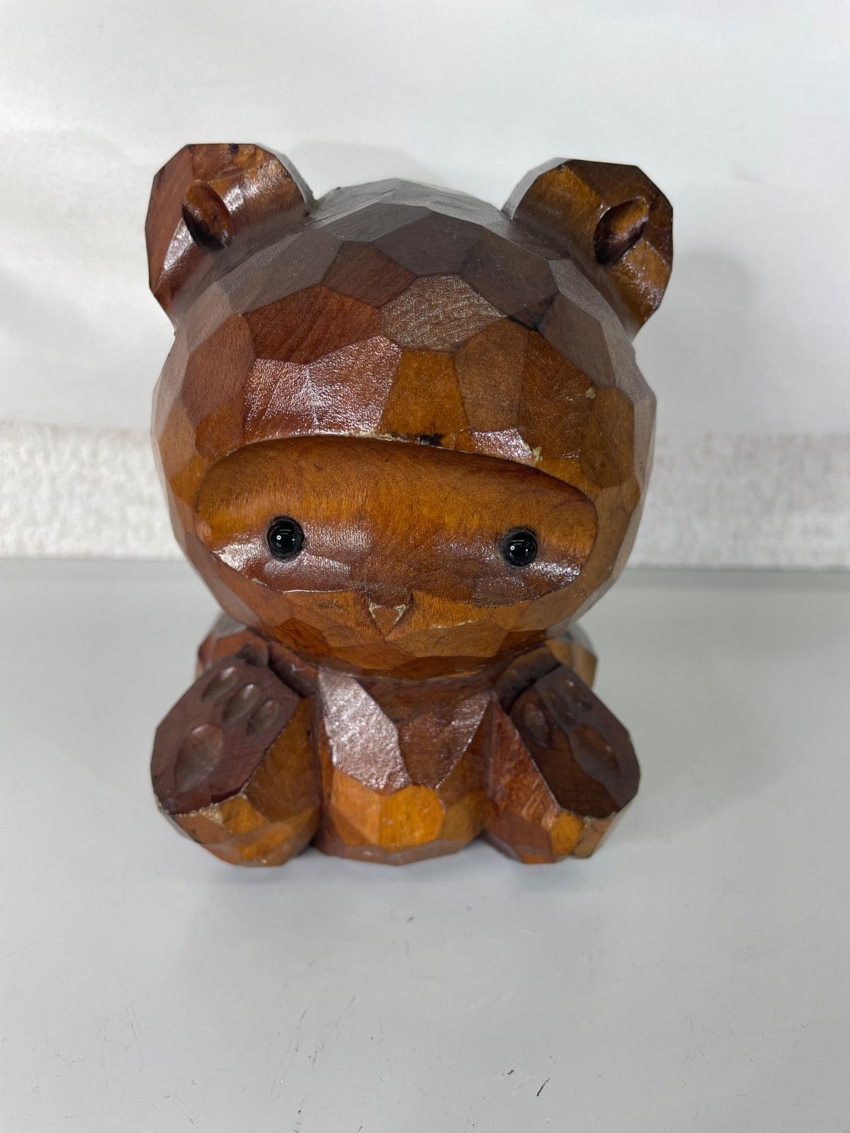 北海道 古い 木彫りの熊 ガラス目 すわり 抽象熊 カット彫り 擬人化