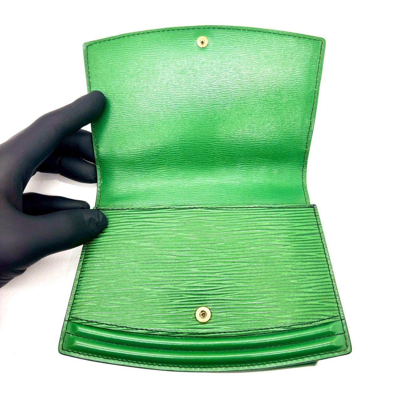 差し色で魅せる✨ LOUIS VUITTON エピ ポシェットサンチュール