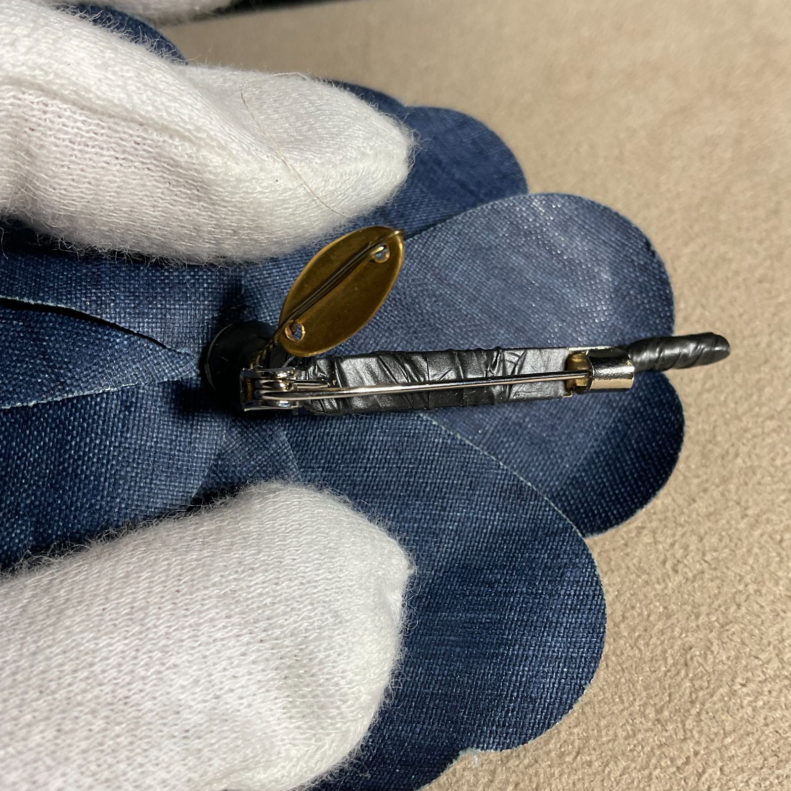 シャネル ブローチカメリア ネイビー B26011457 - メルカリ