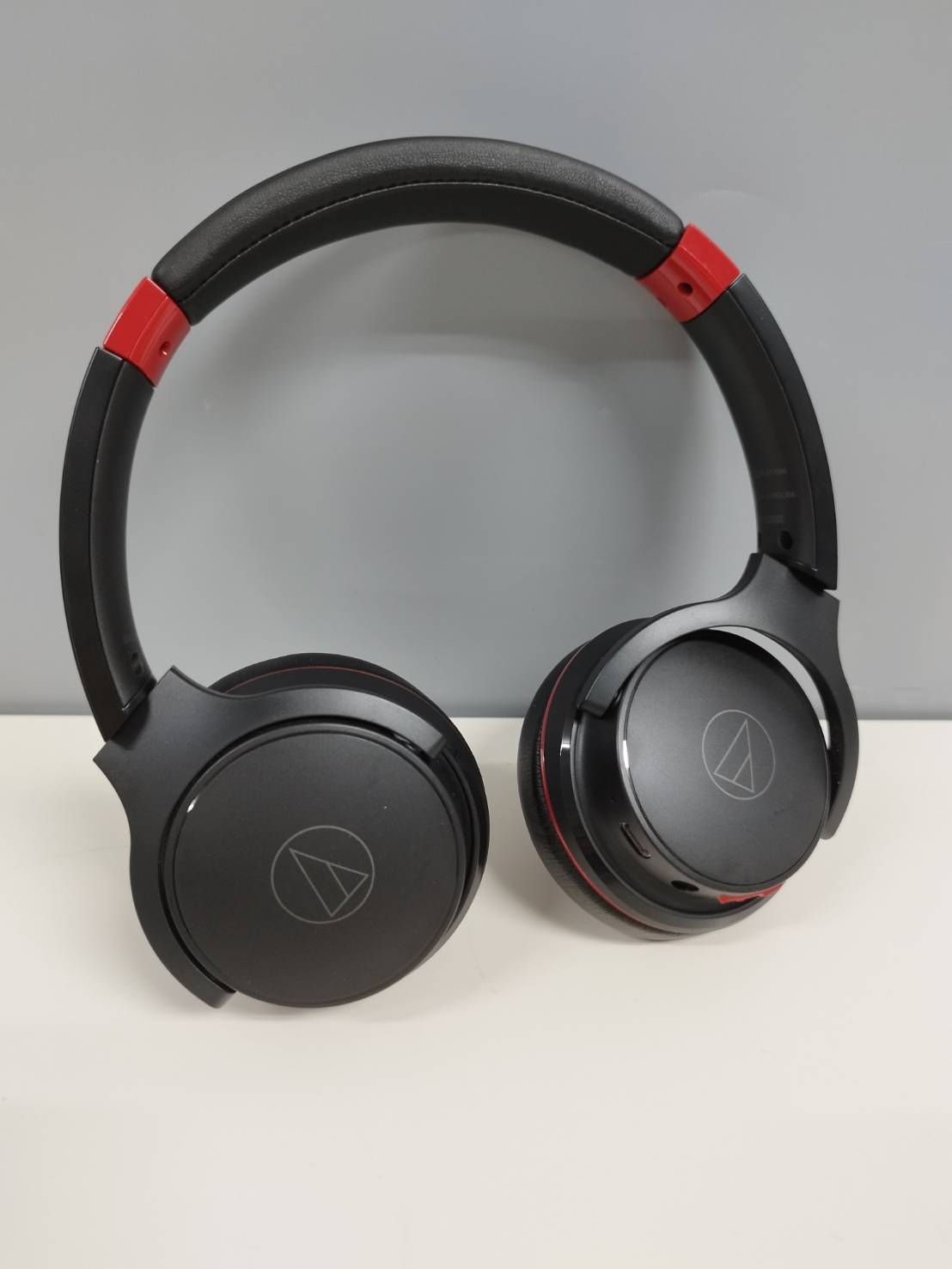 Audio-Technica ワイヤレスヘッドホン ブラック/レッド ATH-S220BT｜ヘッドホン：ワイヤレスヘッドホン｜オーディオテクニカ