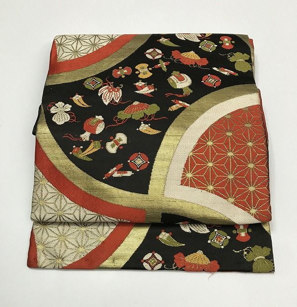 正絹　九寸名古屋帯 　宝尽くし文様 九寸 名古屋帯 仕立上り 京都西陣織 正絹 お洒落 宝尽くし 新作 新品