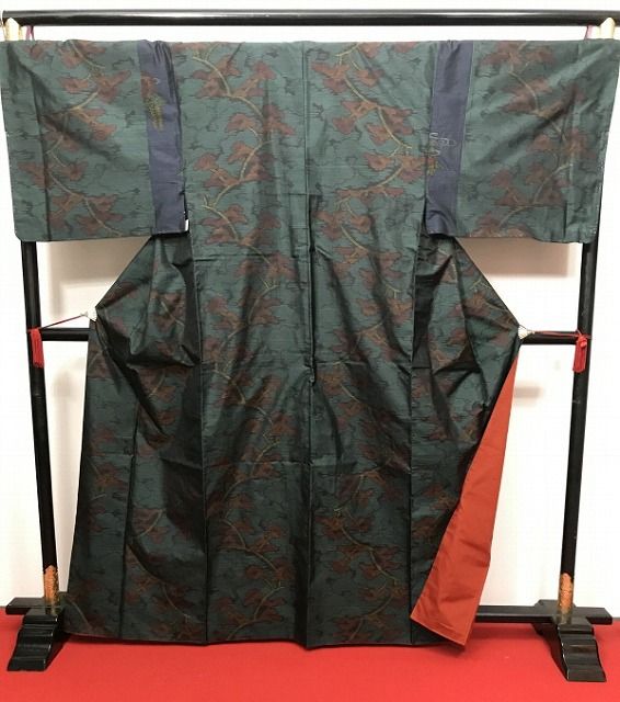 【中古】 3Lサイズ リメイク男物 正絹 紬 袷着物 黒地に松文様 肩別布継ぎ 福服特製 最強配送シーズン冬