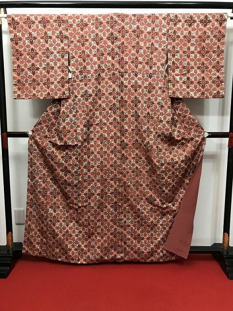 中古】 Sサイズ 小紋 正絹 赤茶地に花格子模様 袷着物 - メルカリ