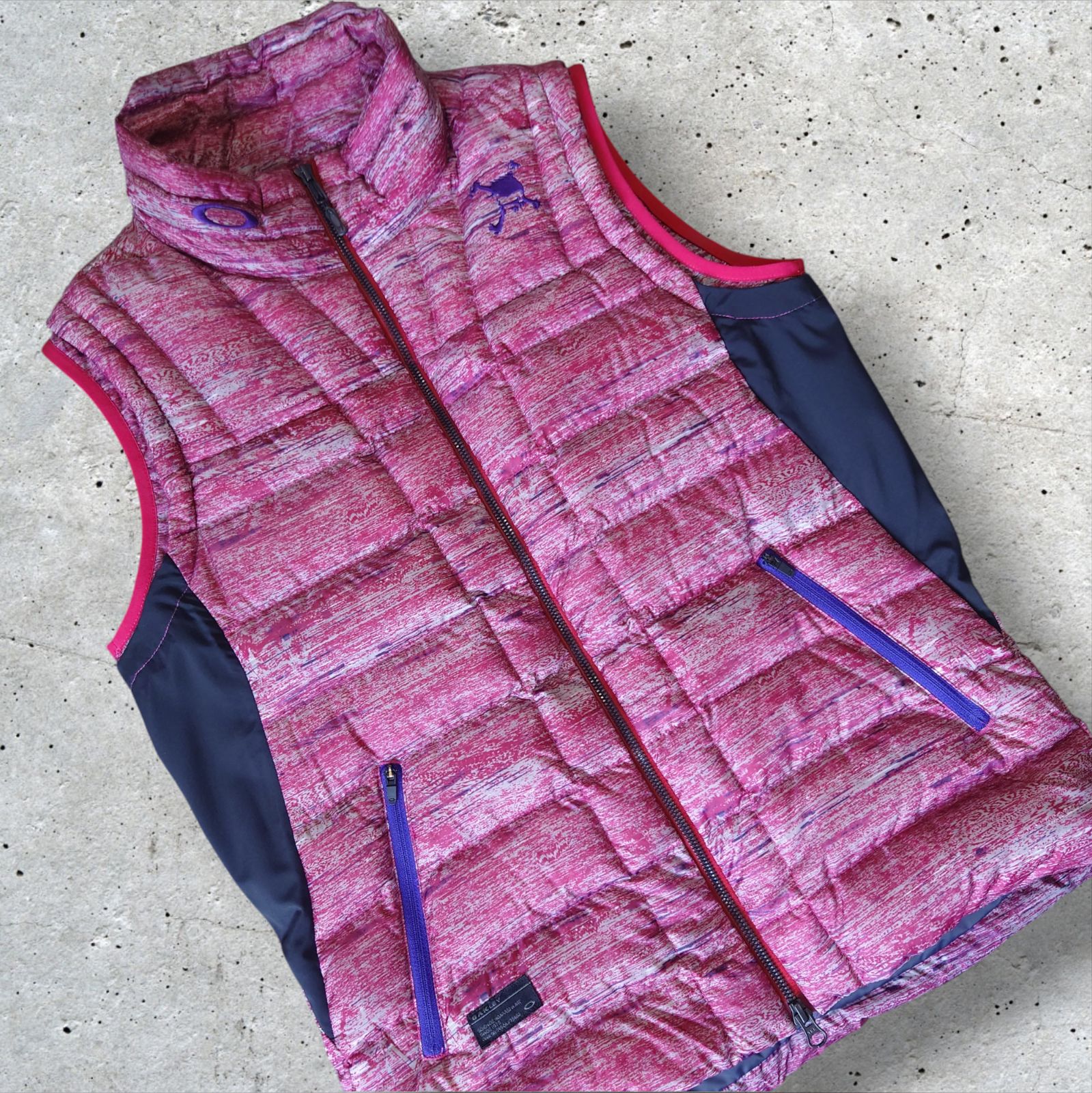 極美品 OAKLEY GOLF ダウンベスト カモ柄 スカルロゴ パープル メンズ