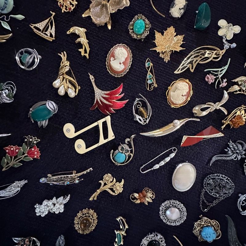 【vintage】ブローチ　大量　130点以上　まとめ売り vintage】ブローチ まとめ売り 大量 150点 GT-BR54 - メルカリ