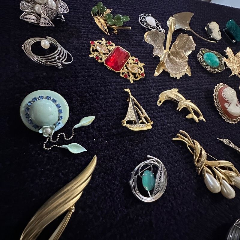 vintage】ブローチ まとめ売り 大量 150点 GT-BR54 - メルカリ