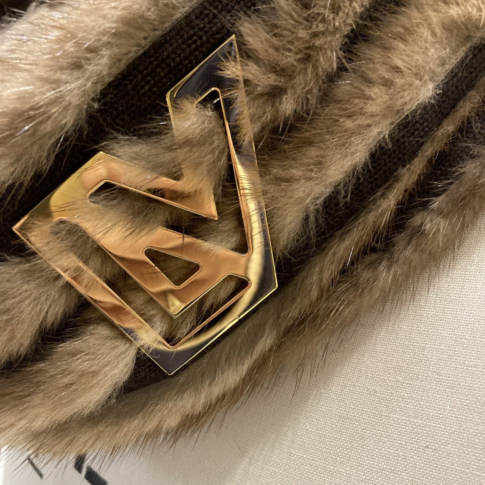 LOUIS VUITTON (ルイヴィトン)LVプレート ミンクファー スヌード