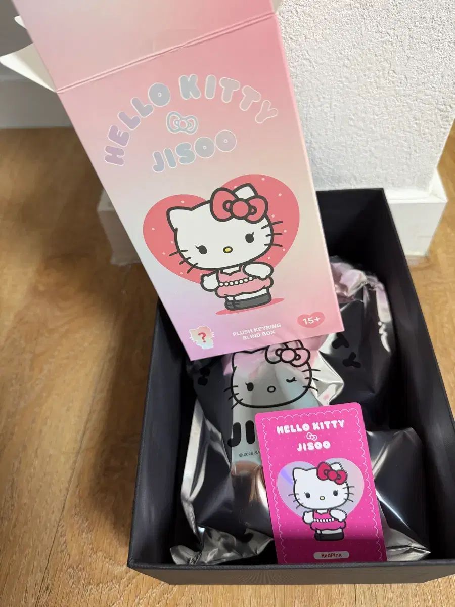 ハローキティ ジス(JISOO) キーホルダー レッドピンク 商品 出品