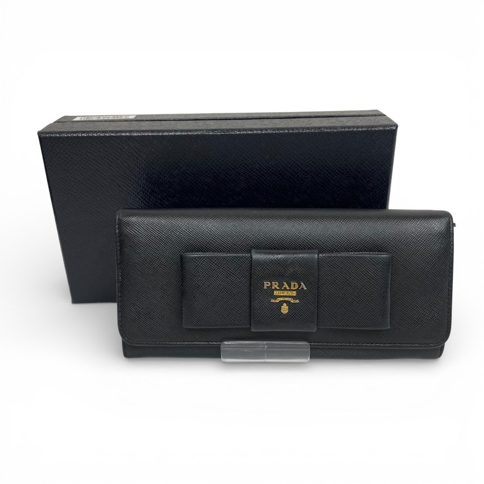✨高級✨　プラダ　長財布　フィオッコ　リボン　サフィアーノ　レザー　金ロゴ　黒 ✨高級✨ プラダ 長財布 フィオッコ リボン サフィアーノ レザー 金