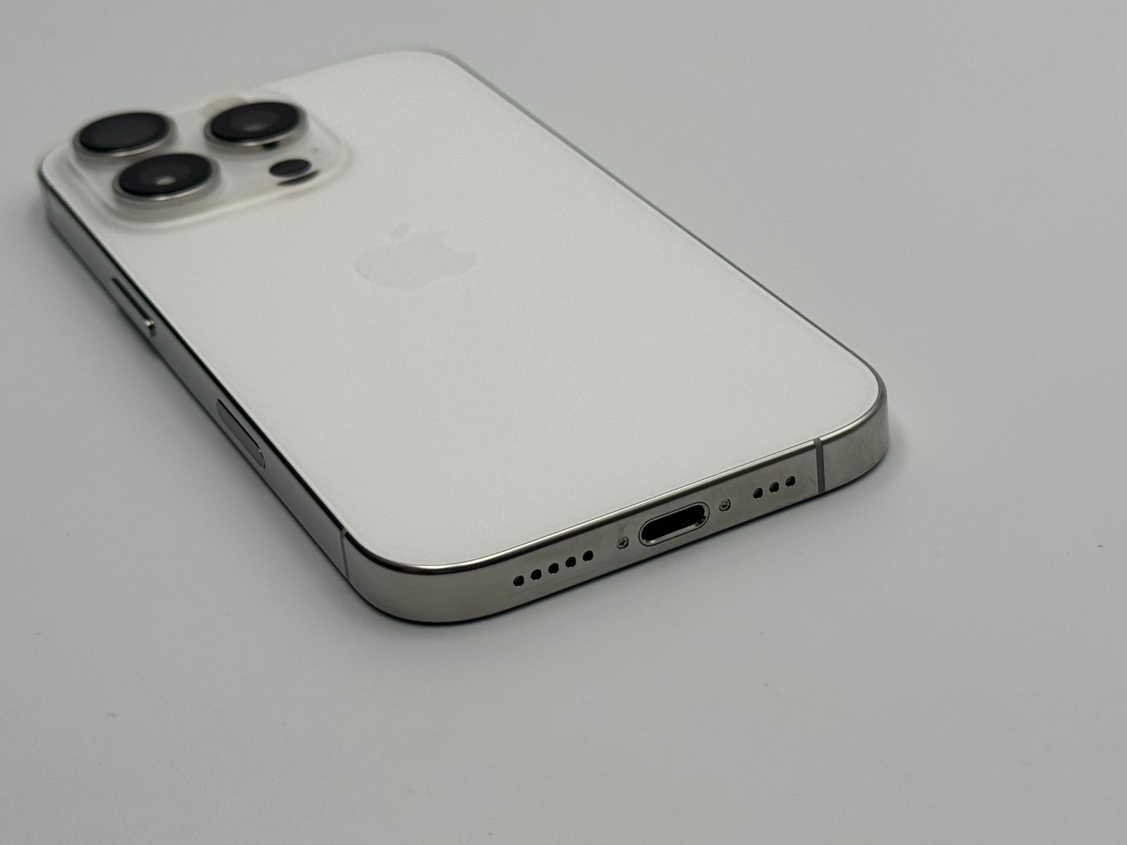 中古A】iPhone 16 Pro 128GB ホワイトチタニウム バッテリー【100