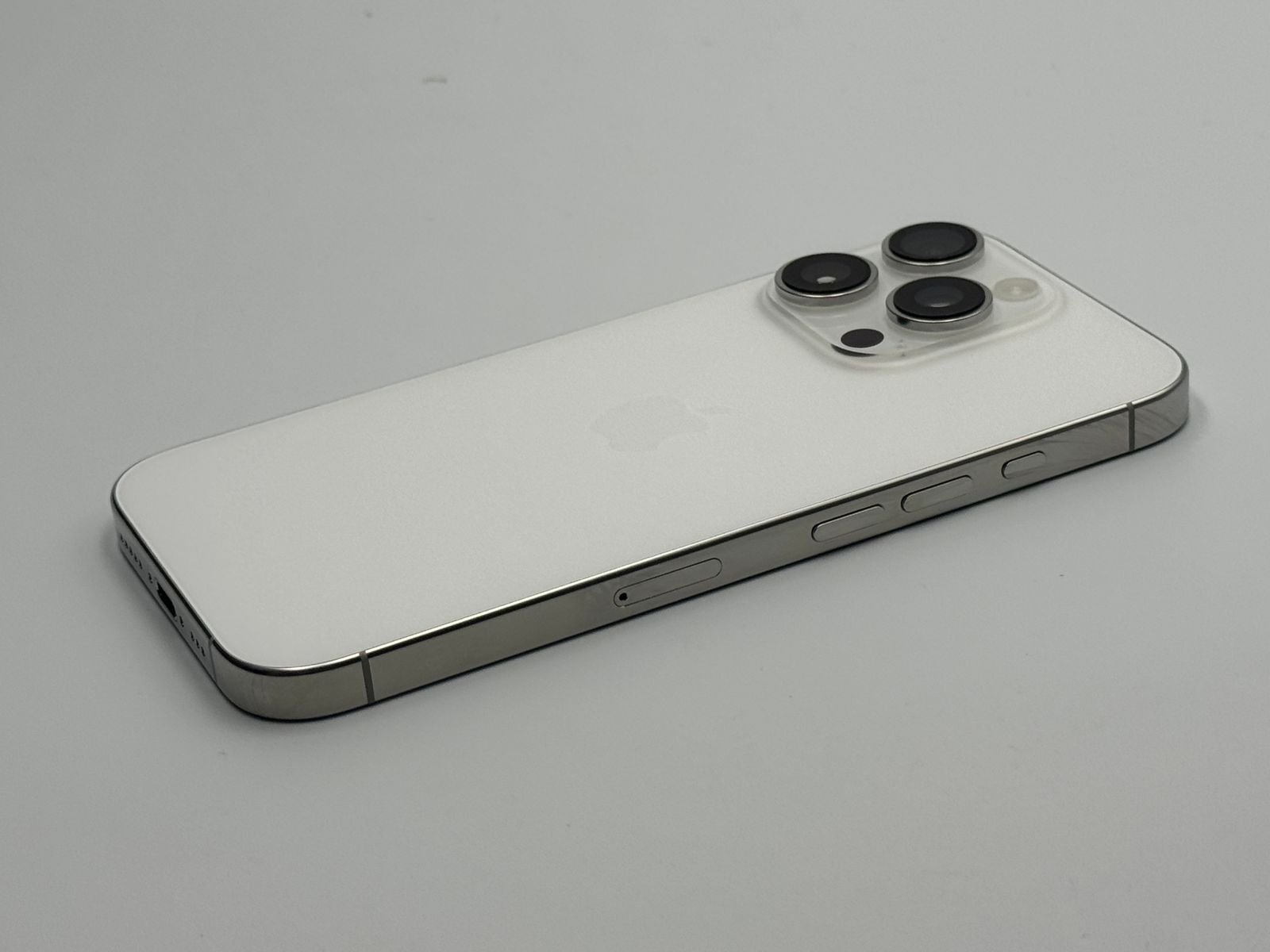 中古A】iPhone 16 Pro 128GB ホワイトチタニウム バッテリー【100