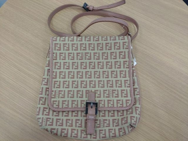 中古品】FENDI ズッキーノ キャンバス ショルダーバッグ ピンク - メルカリ