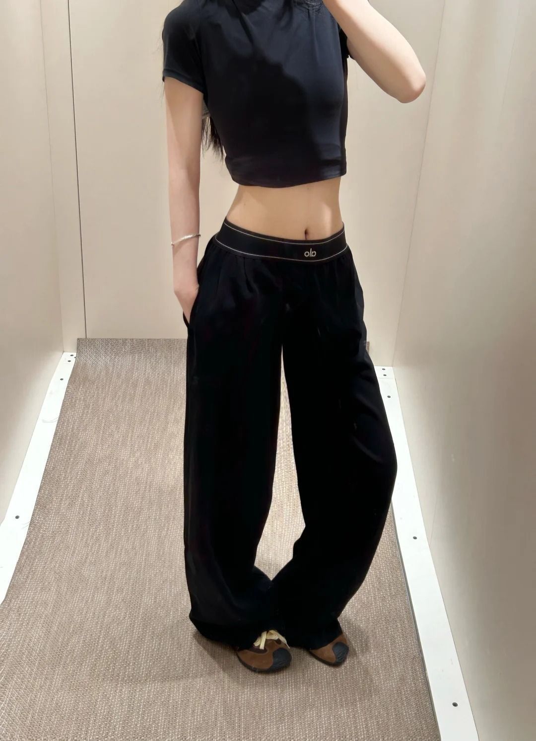 新品 Alo Yoga パンツ ボトム トラウザー アローヨガ ブラック