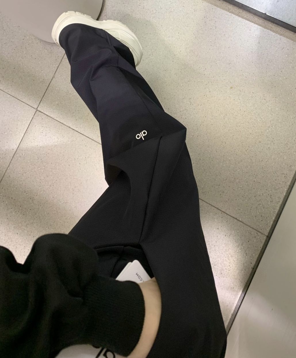 ラスト一点　Alo Yoga パンツ ボトム トラウザー アローヨガ M 黒 210.jpg