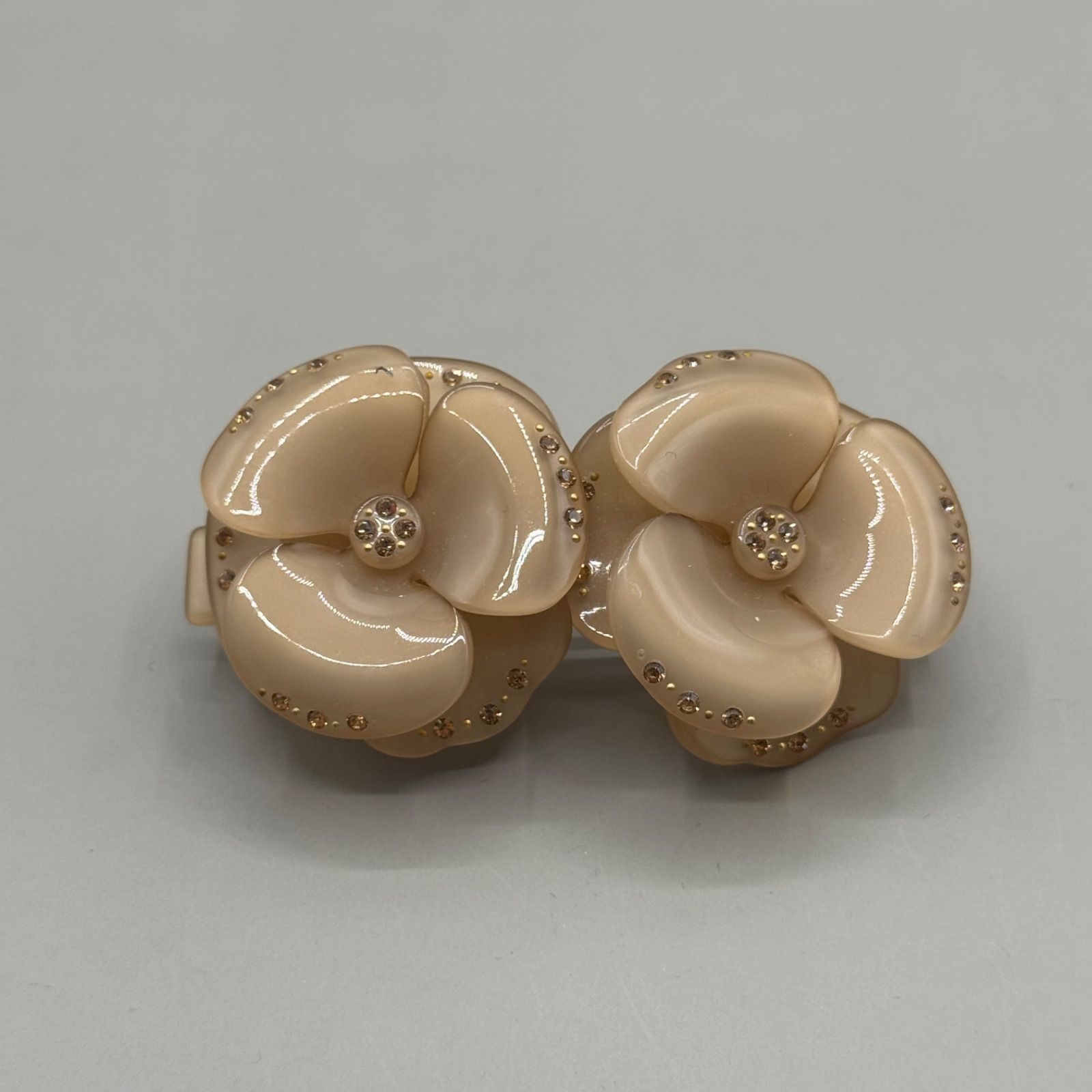 アレクサンドルドゥパリ　カメリアバレッタ　ベージュ バレッタ (6 cm) / CAMELIA PASTEL｜ALEXANDRE DE PARIS