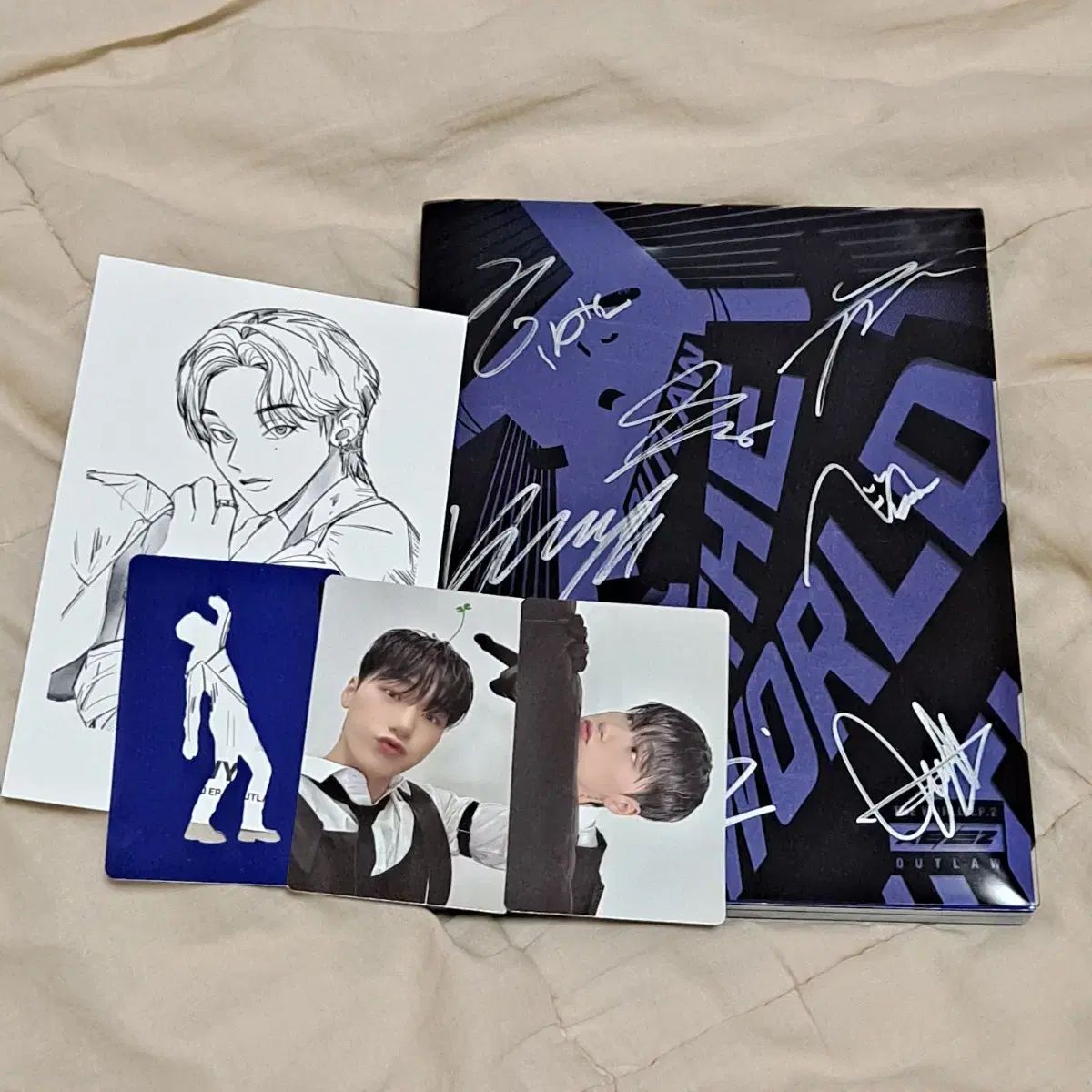 ATEEZ サン トレカ サイン グッズ ATEEZ（エイティーズ・アチズ） OUTLAW サイン入り アルバム（サン(SAN