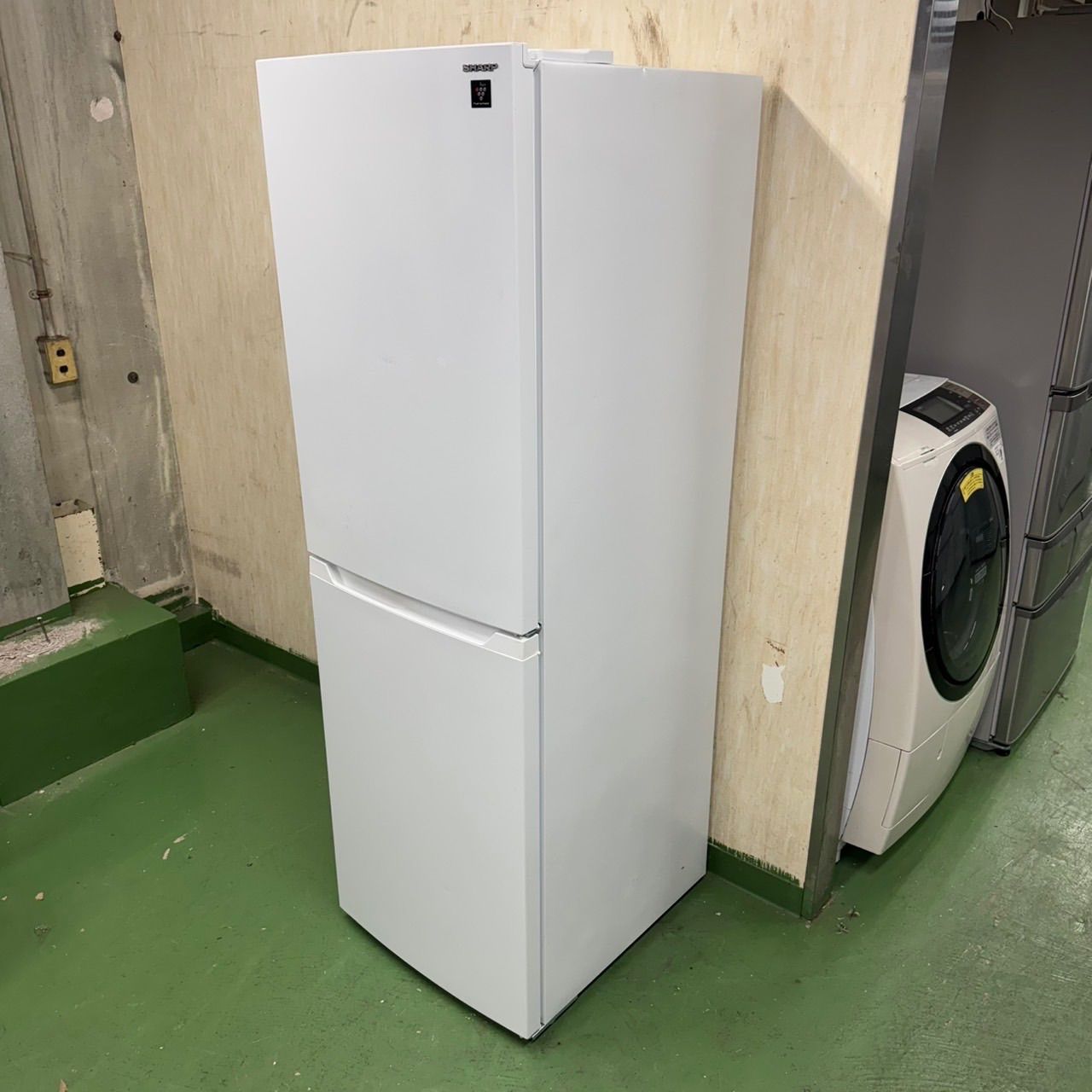 640 SHARP 中型冷蔵庫 200L〜300L 小型 一人暮らし 右開き 640 SHARP 中型冷蔵庫 200L強 230L 小型 一人暮らし ホワイトカラー 右