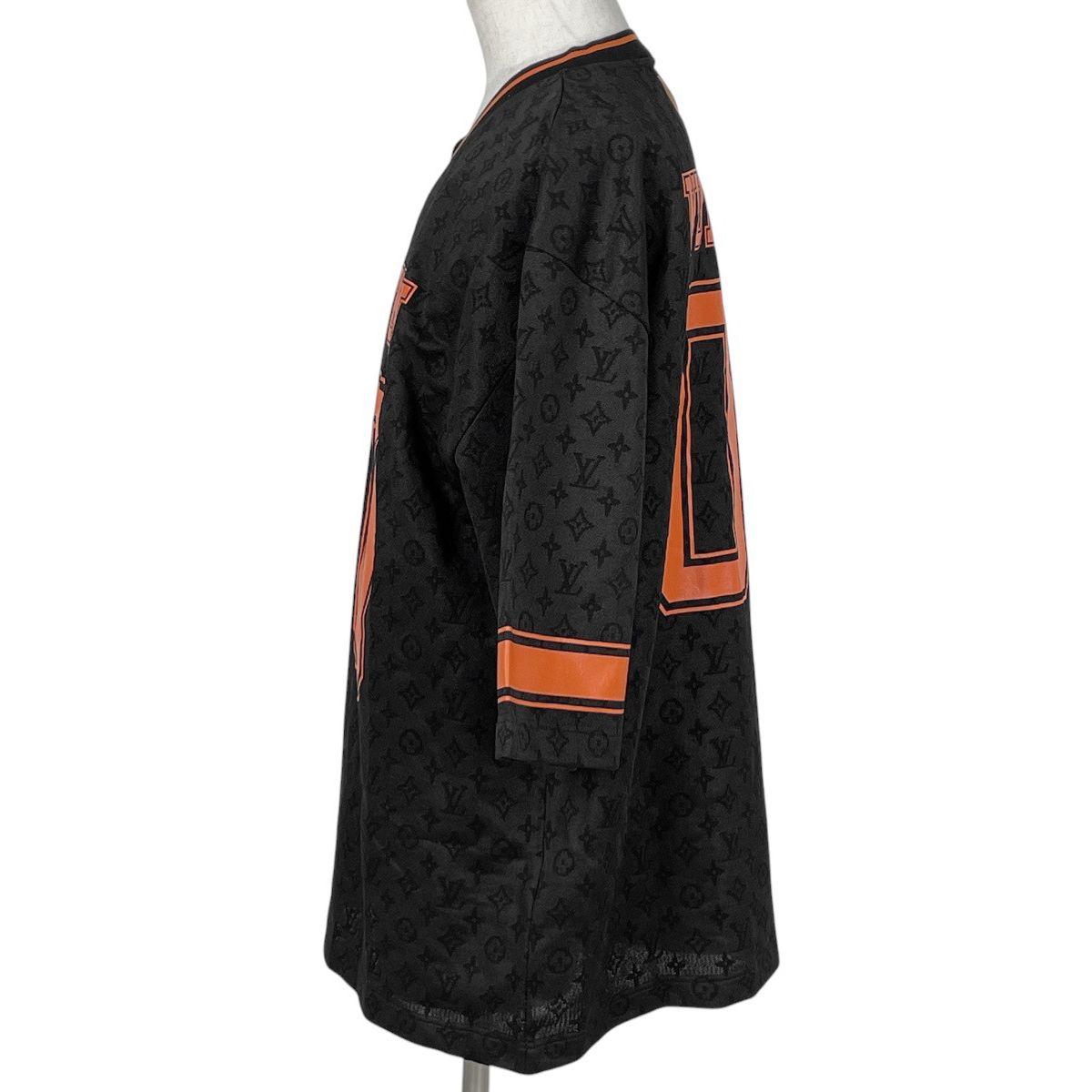 モノグラム スポーティ Vネック Tシャツ 中古・古着通販】LOUIS VUITTON (ルイ ヴィトン) モノグラムスポーティ