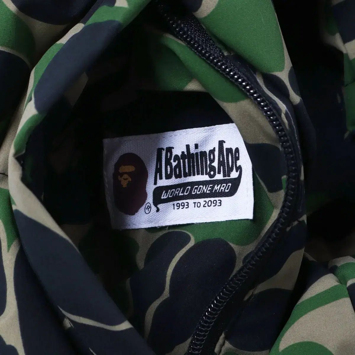 アベイシングエイプ リバーシブル カモ ダウンジャケット - メルカリ