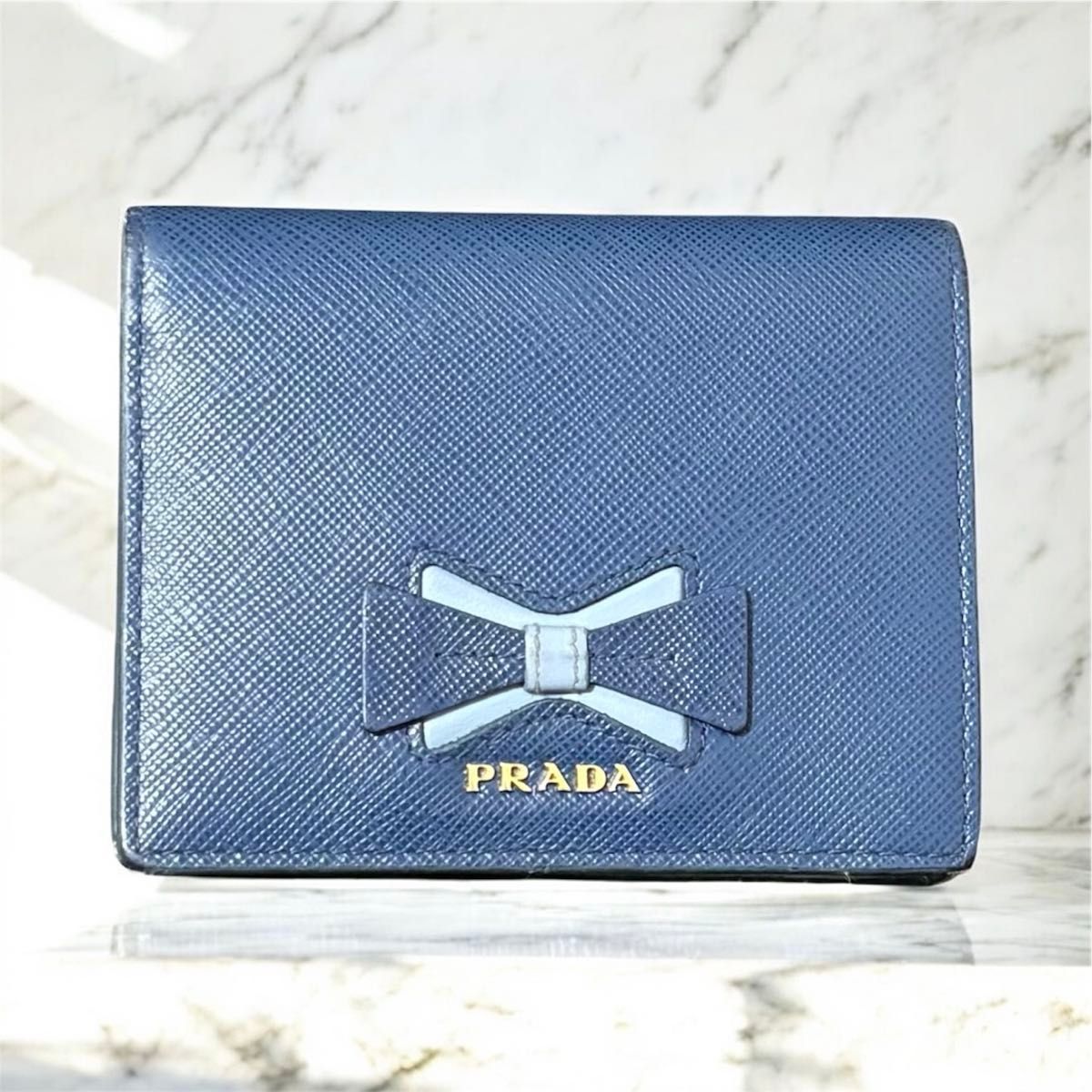 【美品】PRADA 財布　二つ折り　コンパクト　サフィアーノ　レザー　ブルー PRADA（プラダ） 財布 レディース ブランド 二つ折り財布 サフィアーノ