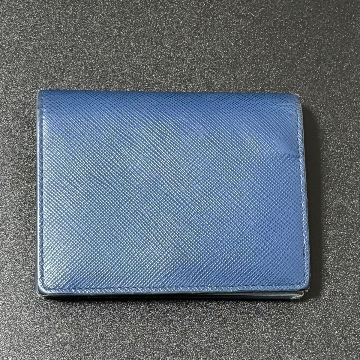 【美品】PRADA 財布　二つ折り　コンパクト　サフィアーノ　レザー　ブルー PRADA（プラダ） サフィアーノ コンパクトウォレット 二つ折り財布